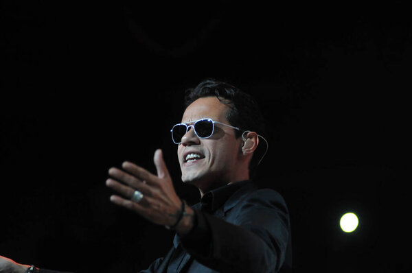 Латиноамериканский певец Марк Энтони выступает в Amway Center в Орландо, Флорида, 5 октября 2014 года.