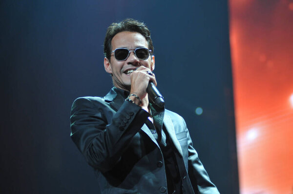 Латиноамериканский певец Марк Энтони выступает в Amway Center в Орландо, Флорида, 5 октября 2014 года.