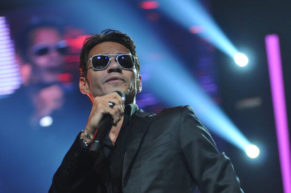 Латиноамериканский певец Марк Энтони выступает в Amway Center в Орландо, Флорида, 5 октября 2014 года.