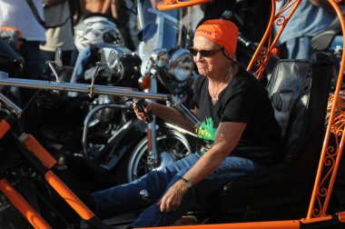 17 Mart 2012 'de Daytona Beach Florida' da düzenlenen geleneksel Bisiklet Haftası sırasında motorcular.  