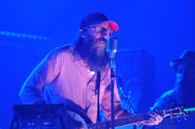 Christian Rock Group David Crowder Band, 17 Ekim 2017 'de Orlando Florida' daki Winter Jam Tour 'da sahne almaktadır..  
