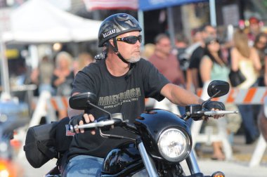 17 Mart 2012 'de Daytona Beach Florida' da düzenlenen geleneksel Bisiklet Haftası sırasında motorcular.  