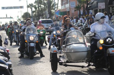 17 Mart 2012 'de Daytona Beach Florida' da düzenlenen geleneksel Bisiklet Haftası sırasında motorcular.