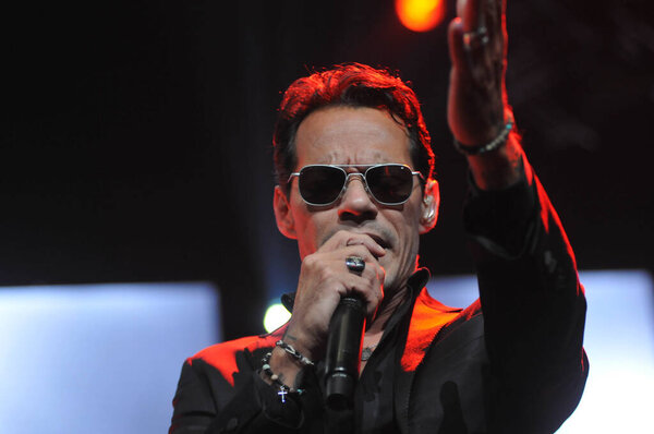 Латиноамериканский певец Марк Энтони выступает в Amway Center в Орландо, Флорида, 5 октября 2014 года. 