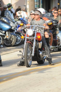 17 Mart 2012 'de Daytona Beach Florida' da düzenlenen geleneksel Bisiklet Haftası sırasında motorcular. 