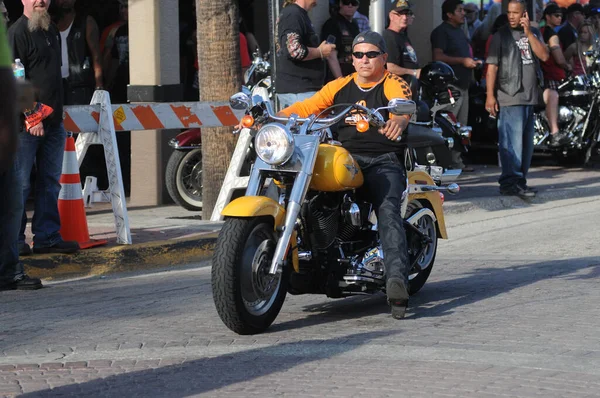 17 Mart 2012 'de Daytona Beach Florida' da düzenlenen geleneksel Bisiklet Haftası sırasında motorcular. 