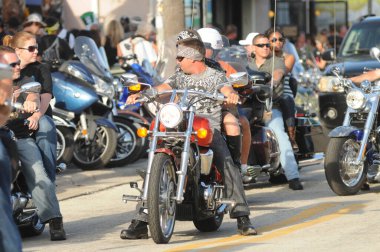 17 Mart 2012 'de Daytona Beach Florida' da düzenlenen geleneksel Bisiklet Haftası sırasında motorcular.  