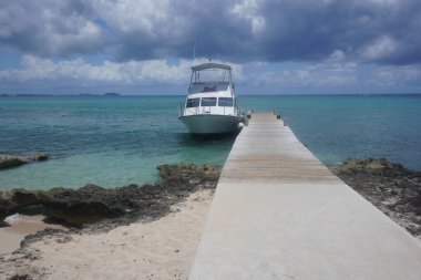 Jamaika, Ocho Rios rıhtımındaki rıhtım manzaralı.. 