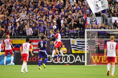 Orlando City SC, 6 Mayıs 2016 'da Orlando Florida' daki Dünya Kampı Stadyumu 'nda New York Red Bulls' a ev sahipliği yaptı..