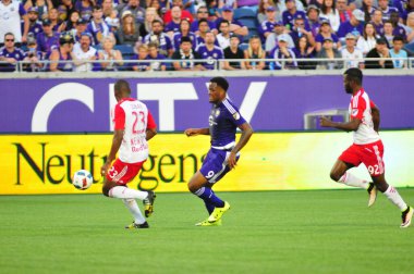 Orlando City SC, 6 Mayıs 2016 'da Orlando Florida' daki Dünya Kampı Stadyumu 'nda New York Red Bulls' a ev sahipliği yaptı..  