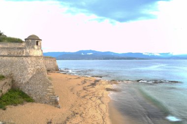 Dağlı sahil manzarası çok güzel.