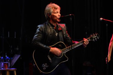 Şarkıcı Jon Bon Jovi, 5 Kasım 2016 'da St. Petersburg Florida' da Devlet Street Theater in Support of HIllary Clinton 'ın Başkan İhalesi' nde sahne alıyor.