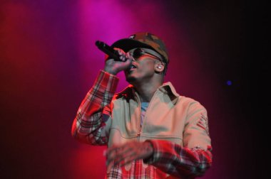 R & B Şarkıcısı Usher 12 Aralık 2014 'te Orlando Florida' daki Amway Center 'da sahne alacak..  