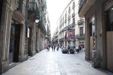 Barcelona şehrinin sokaklarına bakın, binaların dış yüzeyi.