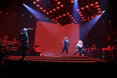 R & B Şarkıcısı Usher 12 Aralık 2014 'te Orlando Florida' daki Amway Center 'da sahne alacak..  