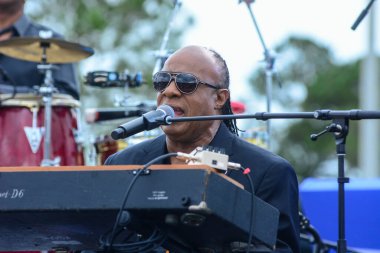 Stevie Wonder, Başkan Barack Obama 'nın 6 Kasım 2016' da Kissimmee Florida 'da başkanlık adaylığını destekleyen mitinginde performans sergiliyor..