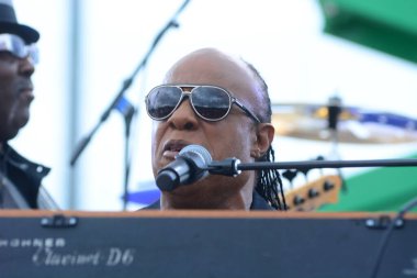 Stevie Wonder, Başkan Barack Obama 'nın 6 Kasım 2016' da Kissimmee Florida 'da başkanlık adaylığını destekleyen mitinginde performans sergiliyor..