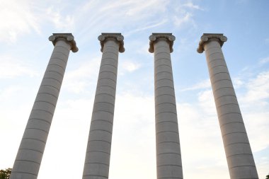Sütunların ve gökyüzünün alt görünümü