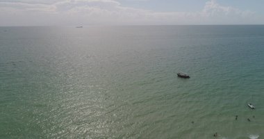 Teknelerle deniz manzarası