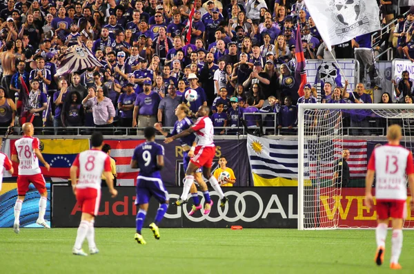Orlando City SC, 6 Mayıs 2016 'da Orlando Florida' daki Dünya Kampı Stadyumu 'nda New York Red Bulls' a ev sahipliği yaptı..