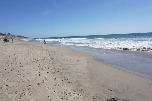 Uitzicht Oceaankust Voetafdrukken Het Zand Verte Mensen — Stockfoto