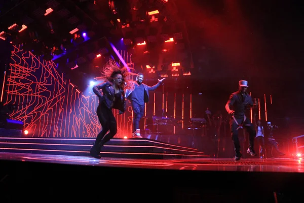 R & B Şarkıcısı Usher 12 Aralık 2015 'te Orlando Florida' daki Amway Center 'da sahne alacak..