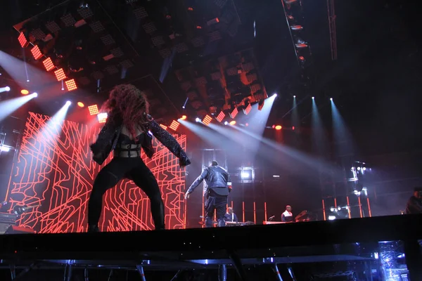 R & B Şarkıcısı Usher 12 Aralık 2014 'te Orlando Florida' daki Amway Center 'da sahne alacak..  