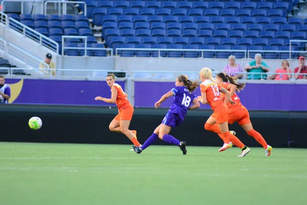 Orlando Pride sunucusu Houston Dash 23 Haziran 2016 'da Orlando Florida' daki Dünya Kampı Stadyumu 'nda..