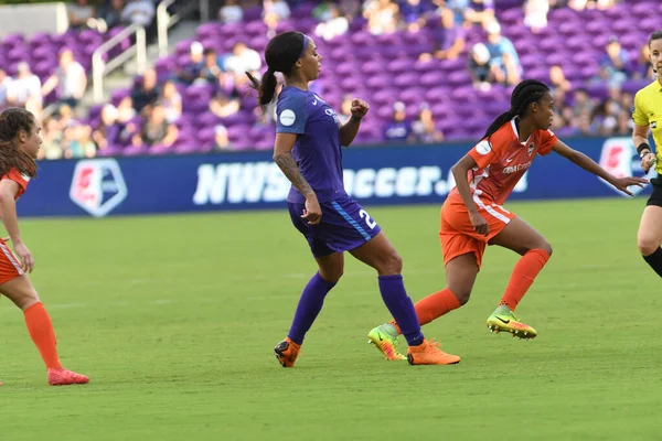 Orlando Pride, 22 Nisan 2018 'de Florida, Orlando' daki Exploria Stadyumu 'nda Houston Dash' e ev sahipliği yaptı..  