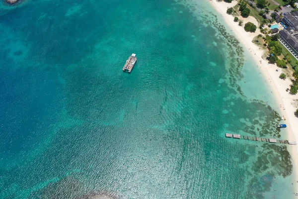 Bir yaz günü Ochos Rios Jamaika 'daki plajların güzel manzarası.  