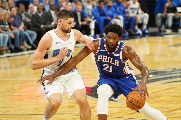 Orlando Magic 27 Aralık 2019 Cuma günü Orlando, Florida 'daki Amway Arena' da Philadelphia 76ers 'a ev sahipliği yapıyor..
