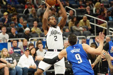 LA Clippers forveti Kawhi Leonard # 2, 26 Ocak 2020 tarihinde Orlando Florida 'daki Amway Center' da üç sayı attı. 