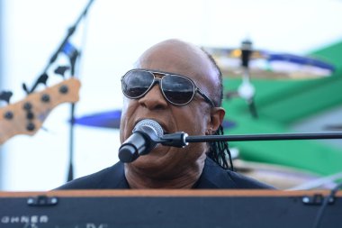Stevie Wonder, Başkan Barack Obama 'nın 6 Kasım 2016' da Kissimmee Florida 'da başkanlık adaylığını destekleyen mitinginde performans sergiliyor..