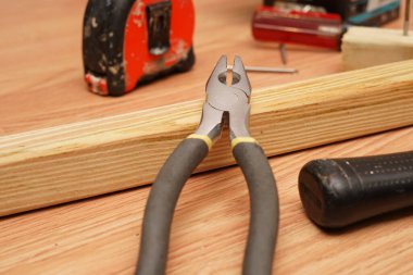 Plier, bir ev yenileme projesi için kullanılacak..