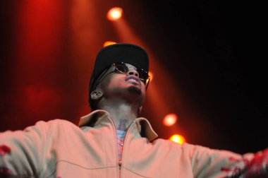 R & B Şarkıcısı Usher 12 Aralık 2014 'te Orlando Florida' daki Amway Center 'da sahne alacak..  