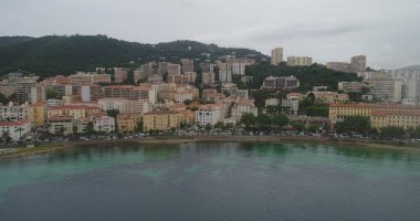 Güzel bir kıyı şeridi manzarası var. 