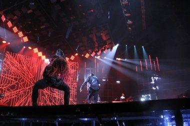 R & B Şarkıcısı Usher 12 Aralık 2015 'te Orlando Florida' daki Amway Center 'da sahne alacak..