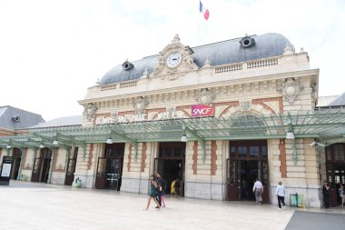 Tren istasyonunun ön yüzünü göster 