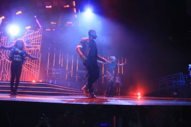 R & B Şarkıcısı Usher 12 Aralık 2014 'te Orlando Florida' daki Amway Center 'da sahne alacak..  