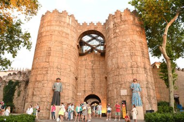 Kale girişini görmek, turistler için eğlence.