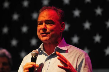 Şarkıcı Jon Bon Jovi, 5 Kasım 2016 'da St. Petersburg Florida' da Devlet Street Theater in Support of HIllary Clinton 'ın Başkan İhalesi' nde sahne alıyor.