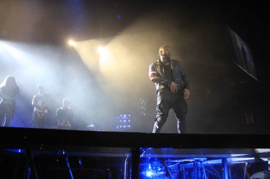 R & B Şarkıcısı Usher 12 Aralık 2015 'te Orlando Florida' daki Amway Center 'da sahne alacak..