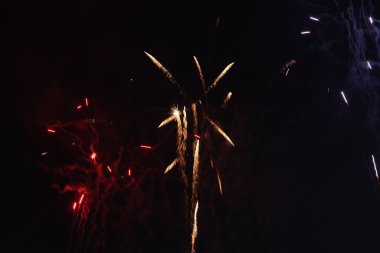 Karanlık gökyüzünde havai fişeklerin görüntüsü
