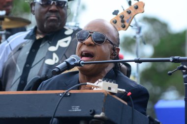 Stevie Wonder, Başkan Barack Obama 'nın 6 Kasım 2016' da Kissimmee Florida 'da başkanlık adaylığını destekleyen mitinginde performans sergiliyor..