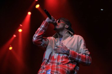 R & B Şarkıcısı Usher 12 Aralık 2014 'te Orlando Florida' daki Amway Center 'da sahne alacak..  