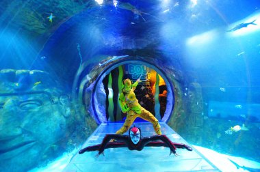 30 Ağustos 2016 'da Orlando Florida' daki güzel Orlando Eye 'daki Cirque du Soleil gösterisi..