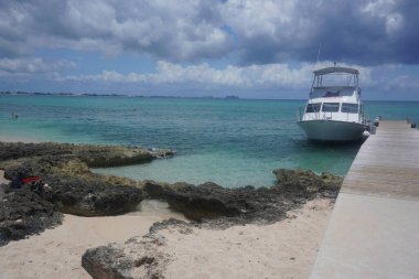Jamaika, Ocho Rios rıhtımındaki rıhtım manzaralı.. 