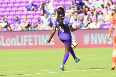 Orlando Pride, 22 Nisan 2018 'de Florida, Orlando' daki Exploria Stadyumu 'nda Houston Dash' e ev sahipliği yaptı.. 