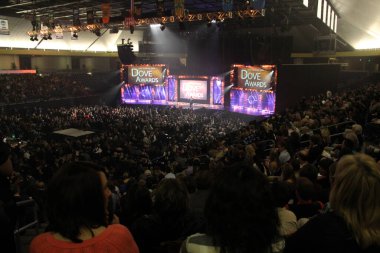 15 Ekim 2013 'te Tennessee, Nashville' deki Allen Arena 'da düzenlenen 44. GMA Dove Ödülleri' nin sahne arkasında.. 