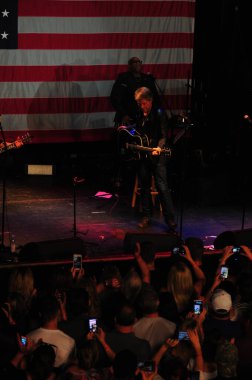 Şarkıcı Jon Bon Jovi, 5 Kasım 2016 'da St. Petersburg Florida' da Devlet Street Theater in Support of HIllary Clinton 'ın Başkan İhalesi' nde sahne alıyor.